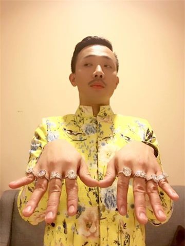  Vừa phủ nhận đám cưới, Trấn Thành vội khoe nhẫn kim cương