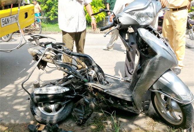 Xe tải cán nát rồi kéo lê xe máy 150 m, hai vợ chồng nguy kịch