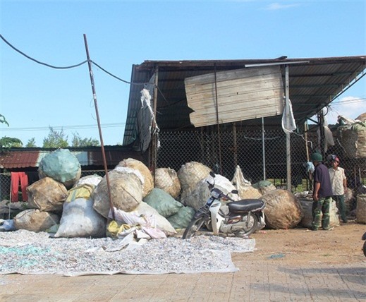 Bàng hoàng một phụ nữ bị máy nghiền phế liệu cắt lìa 2 chân