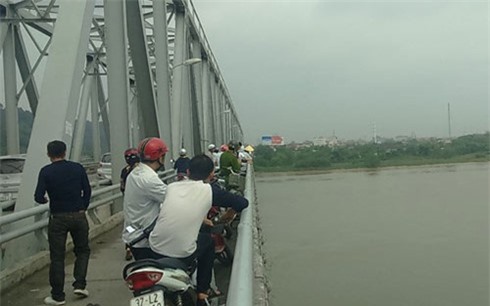 Nhảy cầu, người phụ nữ may mắn được công an cứu sống