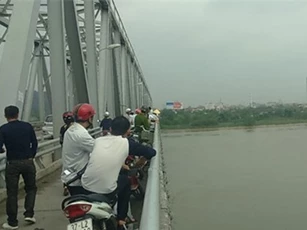 Nhảy cầu, người phụ nữ may mắn được công an cứu sống
