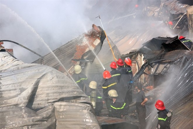 TP. HCM: Xưởng mũ bảo hiểm rộng 2.000m2 bị thiêu rụi