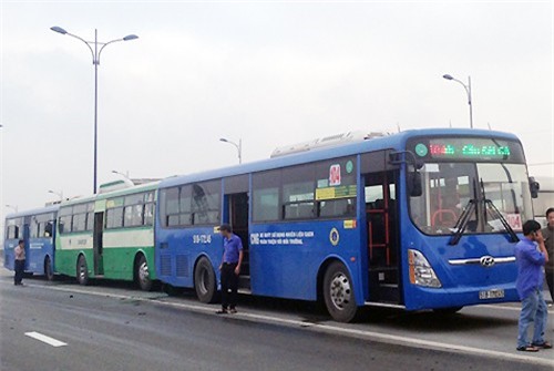 Đổ dốc, 3 xe buýt đâm liên hoàn trên cầu Rạch Chiếc