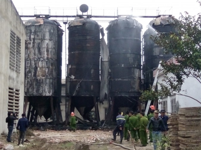 Cháy dữ dội tại Nhà máy bia xứ Thanh, thiêu rụi 10 bồn chứa bia