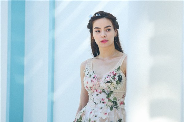 Hồ Ngọc Hà gây sốt khi "thả rông" vòng một táo bạo