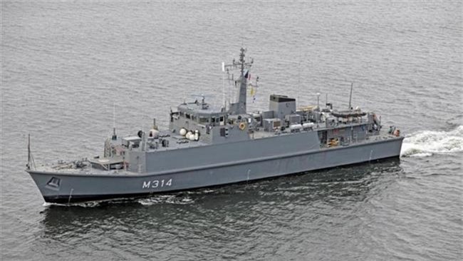 Tàu chiến NATO bị nghi buôn rượu và thuốc lá lậu