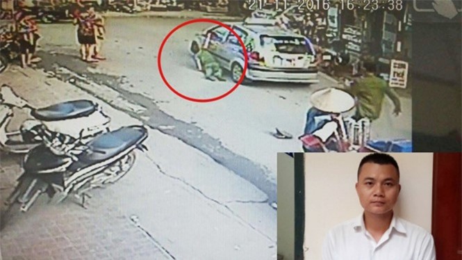 Taxi kẹp tay cảnh sát vào cửa kính kéo lê trên đường