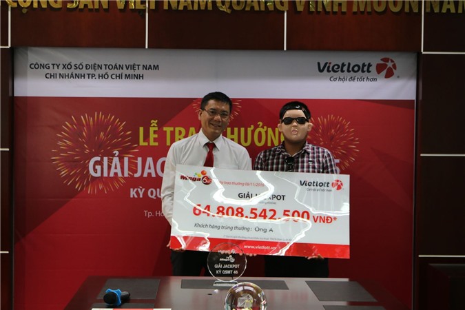 Vì sao 3 người trúng số độc đắc phải đeo mặt nạ nhận thưởng?