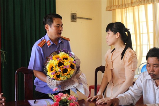 Vụ tố cáo cát tặc bị bắt: Cách chức phó trưởng Công an huyện 