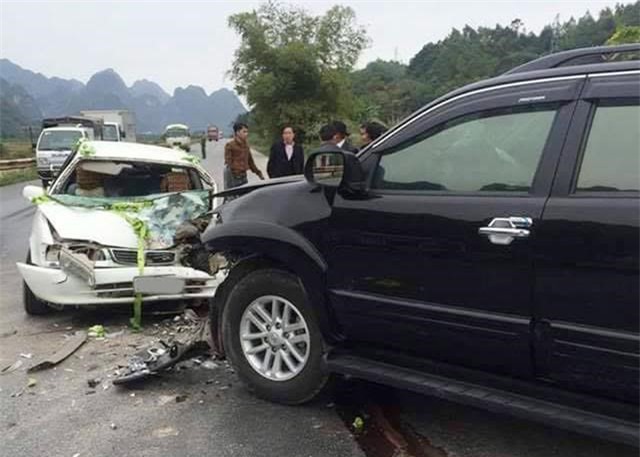 Xe hoa gặp tai nạn, cô dâu và chú rể nhập viện cấp cứu