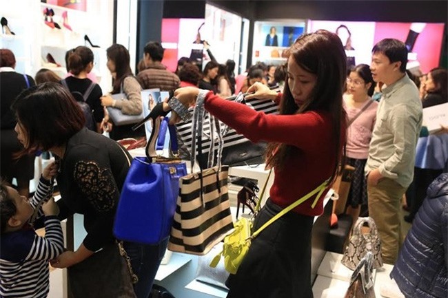 Black Friday: Người Hà Nội đổ xô đi mua hàng giảm giá