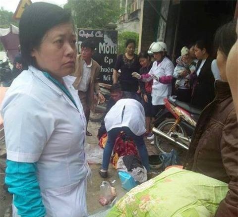 Sản phụ đi xe máy bất ngờ trở dạ, đẻ con bên đường