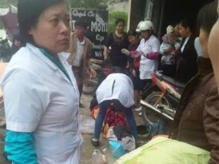 Sản phụ đi xe máy bất ngờ trở dạ, đẻ con bên đường