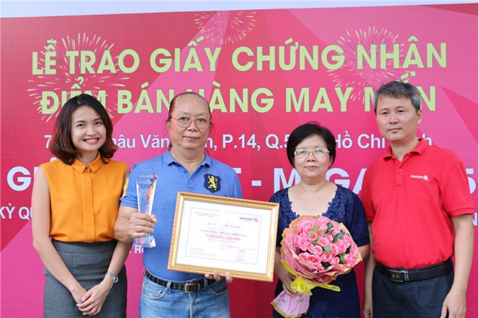 Vietlott trao giấy chứng nhận Điểm bán hàng bán vé trúng Jackpot