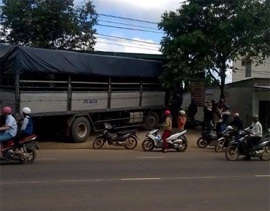 Xe không người lái chạy trên đường, người dân tán loạn bỏ chạy