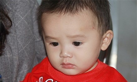 Bé trai như thiên thần bị bỏ rơi trong thùng xốp bên đường