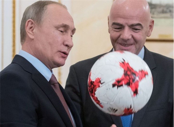 Chủ tịch FIFA tặng Tổng thống Putin quả bóng như thế nào?