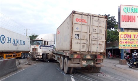 Phanh gấp, xe container mất lái ủi bay dải phân cách quốc lộ 1A