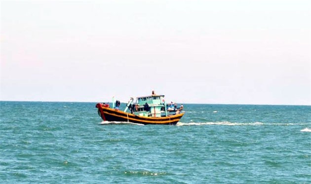 Tìm kiếm ngư dân rơi xuống biển mất tích ở Bình Thuận