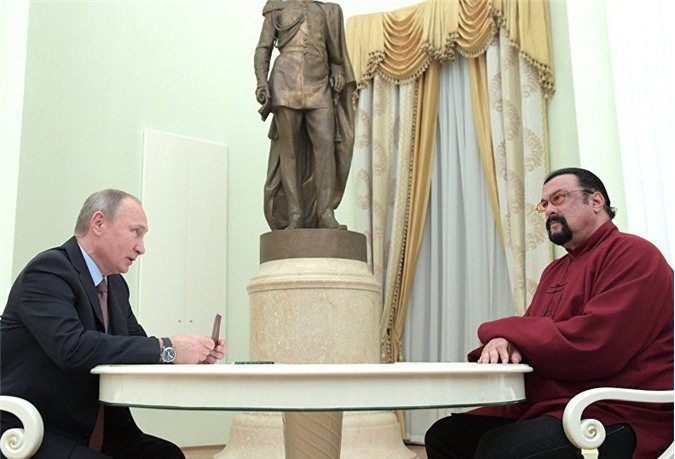 Tổng thống Putin trao hộ chiếu Nga cho Steven Seagal