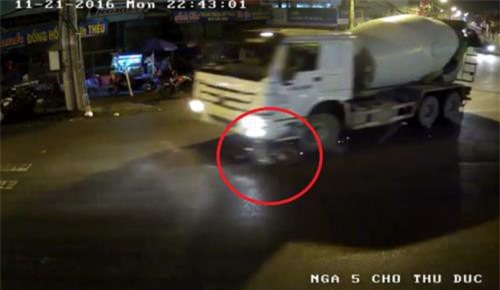 Xe bồn cuốn vào gầm, nam thanh niên thoát chết thần kỳ