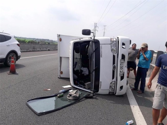 Xe chở vải nổ vỏ, lật ngang trên cao tốc Trung Lương