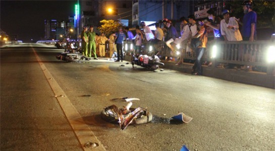 4 xe máy đâm nhau liên hoàn ở Sài Gòn, hai người nguy kịch