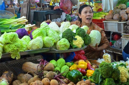Giá rau quả tăng giảm tùy loại vì mưa lũ kéo dài
