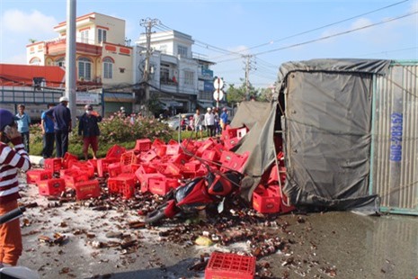 Lật xe tải, 2 người đi đường bị hàng trăm két bia vùi lấp