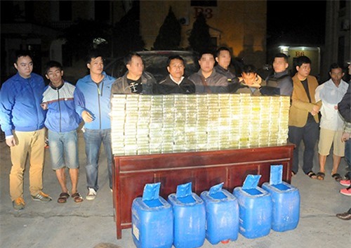 Ôtô chở 300 bánh heroin đâm thẳng vào xe cảnh sát để tẩu thoát