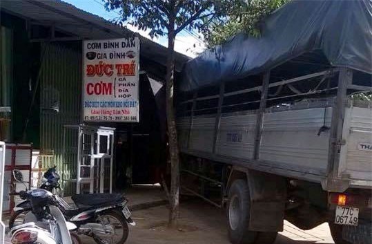 Xe tải trôi tự do rồi đâm sầm vào quán cơm, nhiều người khiếp vía