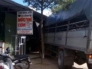 Xe tải trôi tự do rồi đâm sầm vào quán cơm, nhiều người khiếp vía