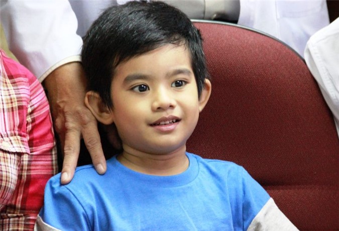 Giây phút "đấu trí với tử thần" cứu bé trai bị đâm thủng tim