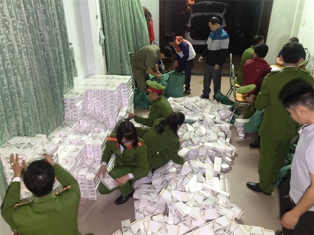 Bắt giữ tài xế 9x vận chuyển 10.000 gói thuốc lá lậu