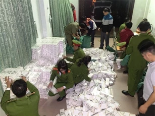 Bắt giữ tài xế 9x vận chuyển 10.000 gói thuốc lá lậu