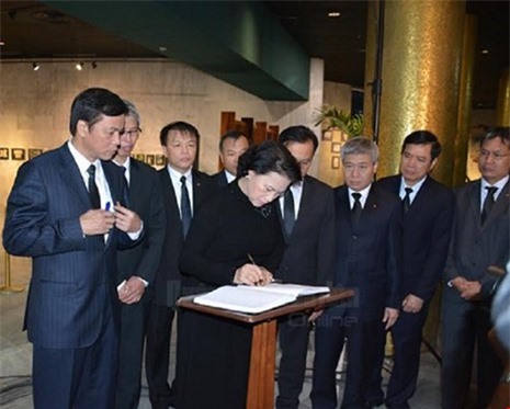 Chủ tịch Quốc hội đến Cuba viếng lãnh tụ Fidel Castro