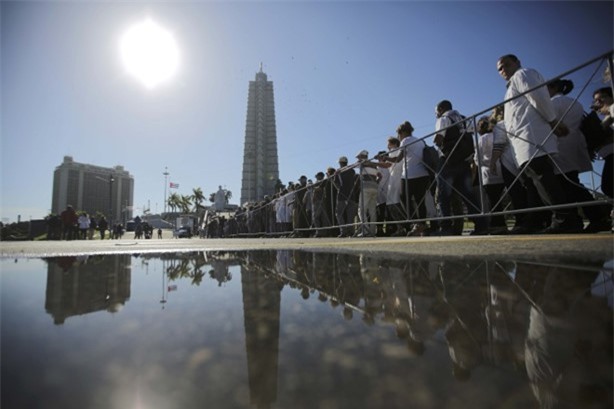 Hàng vạn người xếp hàng dài viếng cố lãnh tụ Fidel Castro