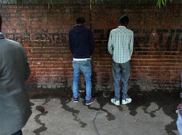 Tiểu bậy nơi công cộng sẽ bị "bêu" tên trên báo 