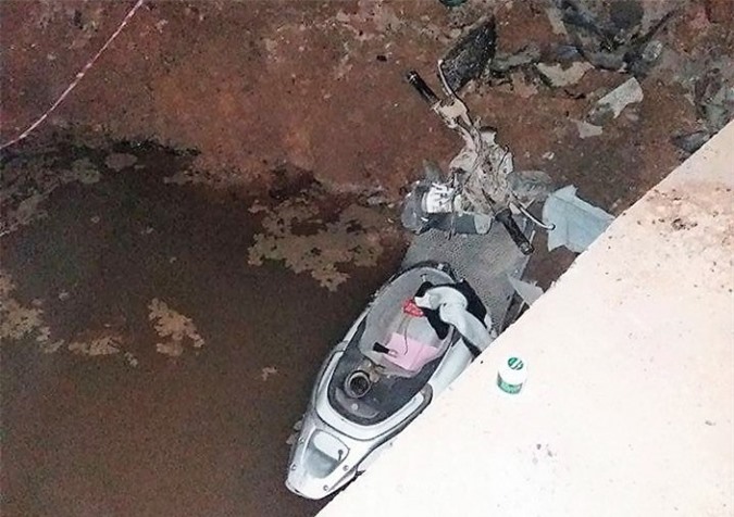 Xe máy lao xuống hố thi công, 3 người bị thương nhập viện