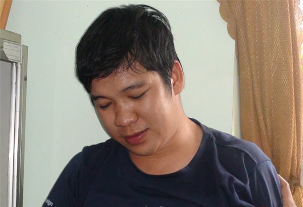 Xông vào bưu điện, dùng dao khống chế nhân viên cướp 60 triệu