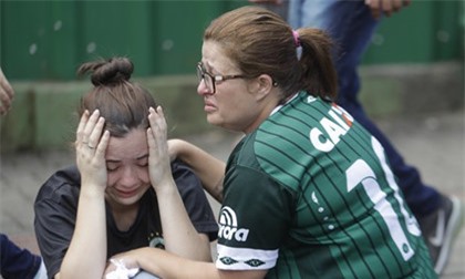 CĐV chìm trong nước mắt sau tai nạn thảm khốc của CLB Chapecoense