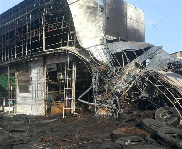 Gara ôtô bốc cháy dữ dội trong đêm, hàng xóm phá cửa cứu người