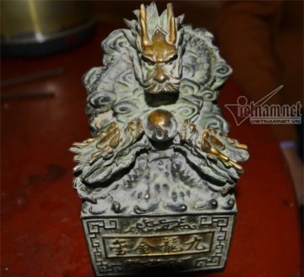 Người dân đào được vật nghi ấn tín của vua chúa thời phong kiến