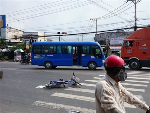 Ô tô khách 25 chỗ vượt đèn đỏ, đâm vào nữ sinh