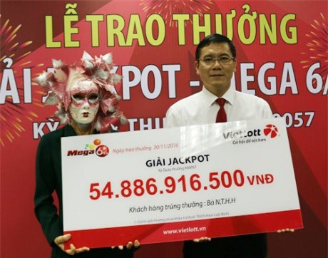 Trúng xổ số độc đắc: Trao thưởng cho người may mắn thứ 5 