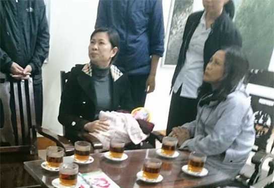 Bé trai còn đỏ hỏn bị bỏ rơi trước cổng nhà thờ