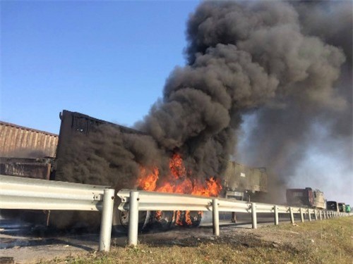 Container bốc cháy dữ dội trên cao tốc