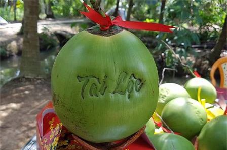 Dừa khắc chữ chưng Tết giá nửa triệu đồng vẫn đắt khách