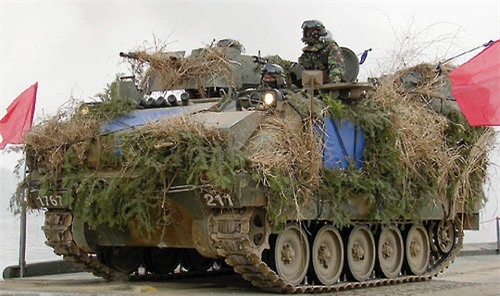 Hàn Quốc: Xe bọc thép lật giữa đường, 1 binh lính tử nạn