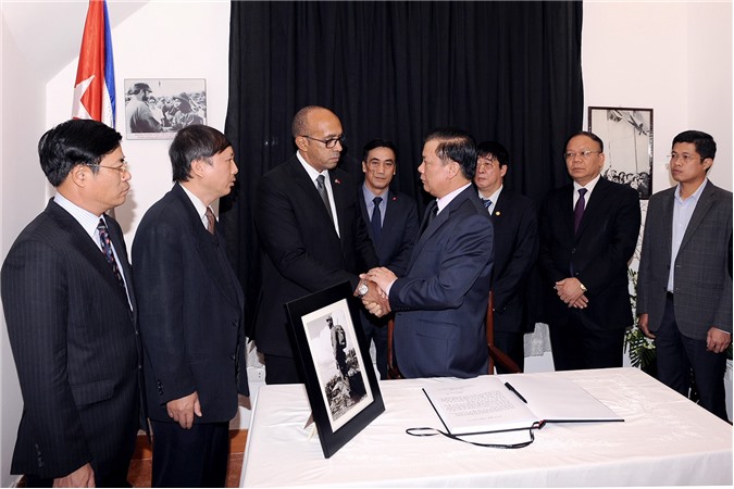 Lãnh đạo Bộ Tài chính viếng lãnh tụ Cuba Fidel Castro